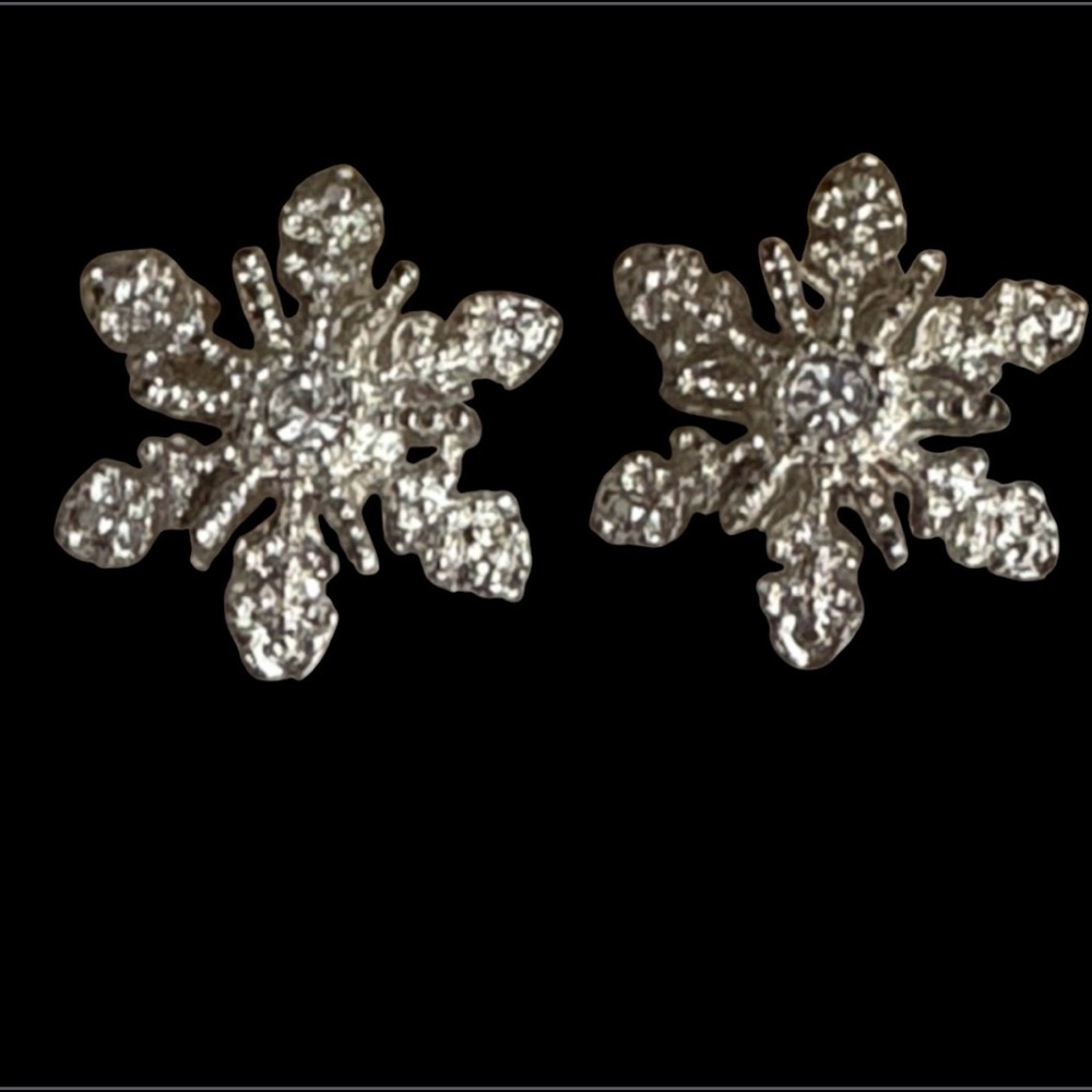 Vintage 2005 Avon Snowflake Stud Earrings Dimensional Silver Rhinestone NIB - Picture 5 of 10